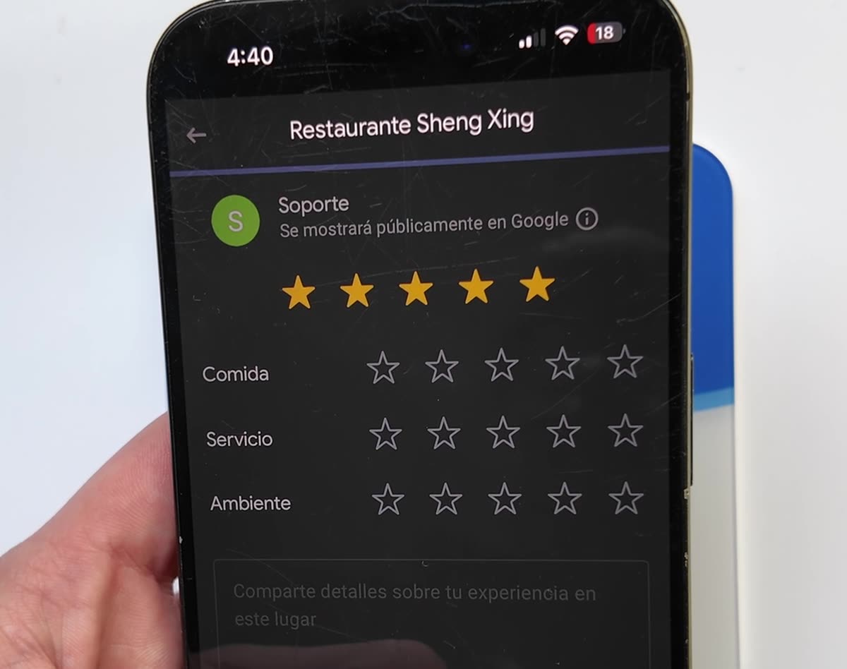 Cliente acercando su teléfono a la placa para dejar una reseña en Google