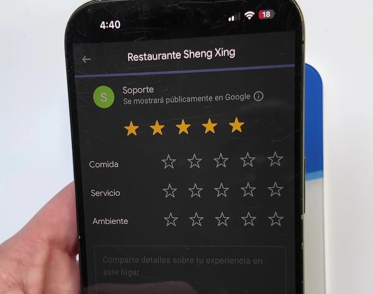 Cliente acercando su teléfono a la placa para dejar una reseña en Google